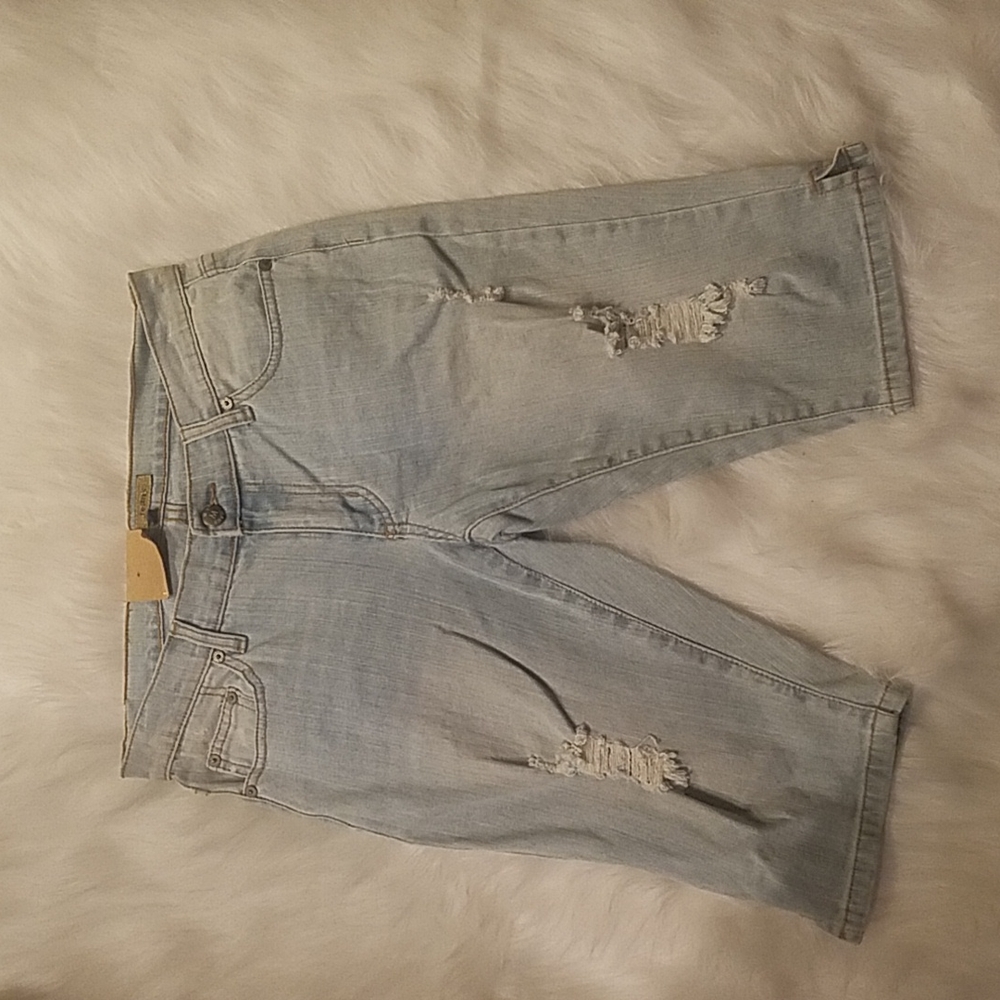 DESTROYED JEAN KNEE SHORTS